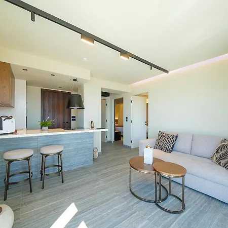 Yiannis Place * Τολό