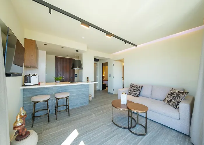 Yiannis Place * Τολό