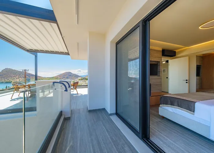 Yiannis Place * Τολό