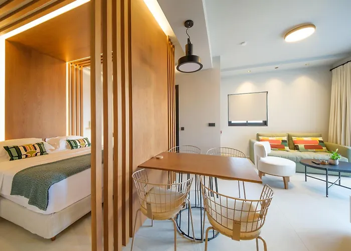 Yiannis Place * Τολό