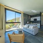 Yiannis Place * Tolón