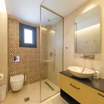 Yiannis Place * Tolón