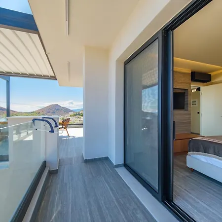 Yiannis Place * Tolo