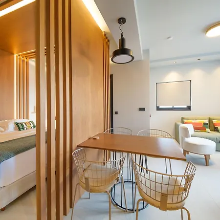 Yiannis Place * Tolo