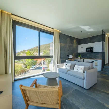 Yiannis Place * Toló