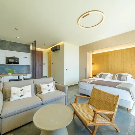 Yiannis Place Toló