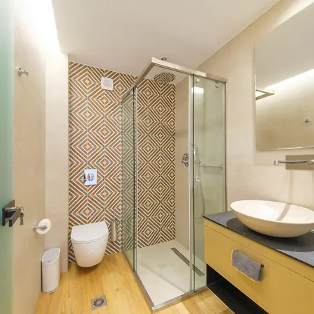 Yiannis Place * Toló