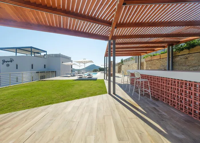 Yiannis Place * Toló