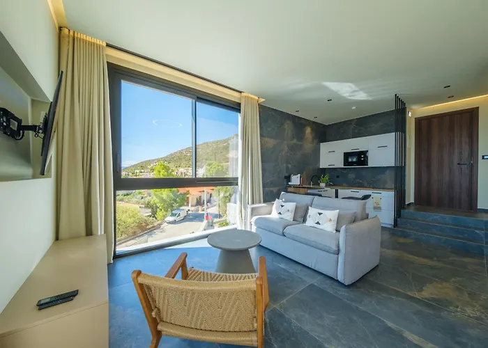 Yiannis Place * טולון