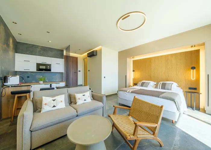 Yiannis Place טולון